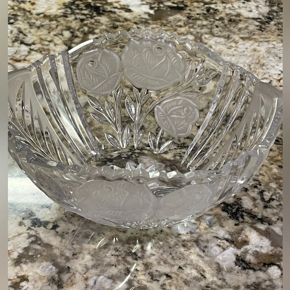 NWOT Vintage Clear Glass Bowl/Frosted roses Star bottom & sawtooth rim Elegant